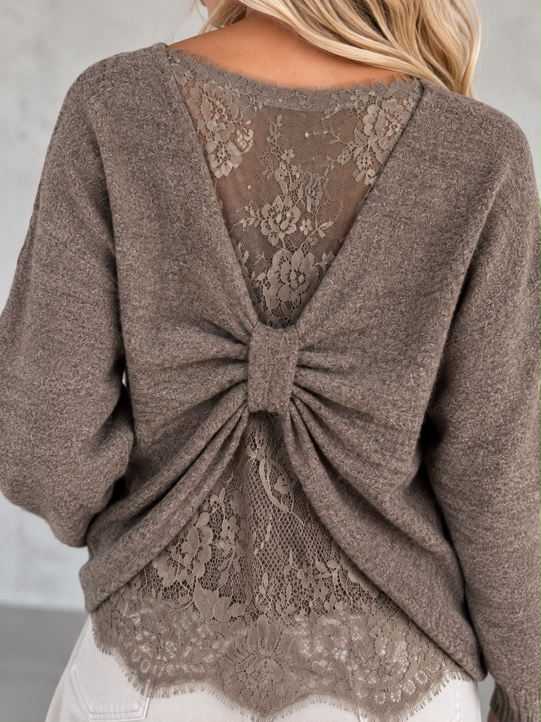 Romantischer Pullover mit Spitzen Rückenausschnitt taupe