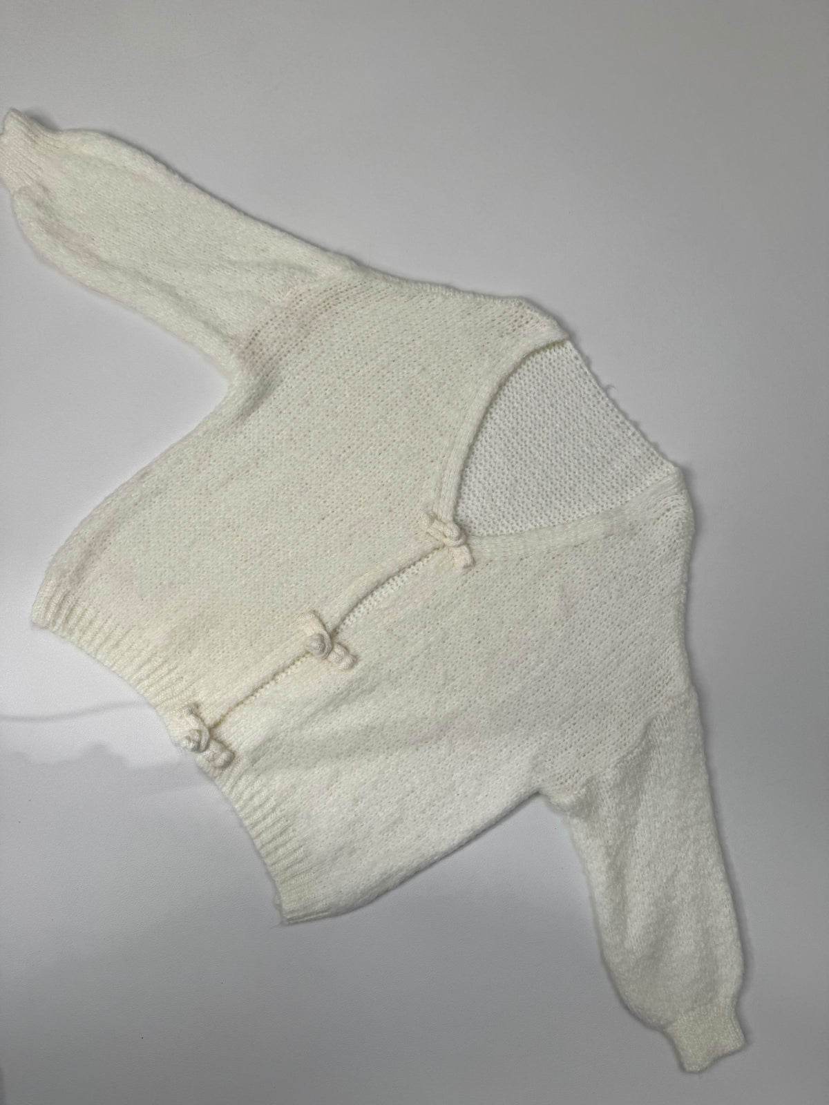 Kuschelweicher Strickpullover mit kleinen Schleifen vorne creme