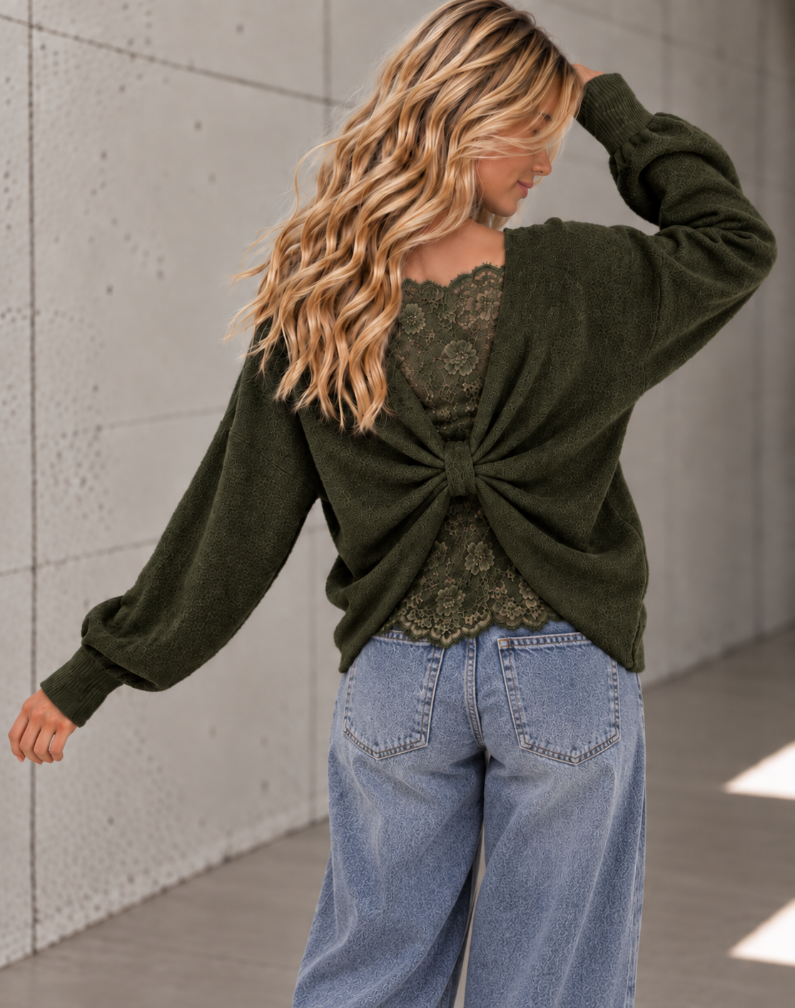 Romantischer Pullover mit Spitzen Rückenausschnitt khaki