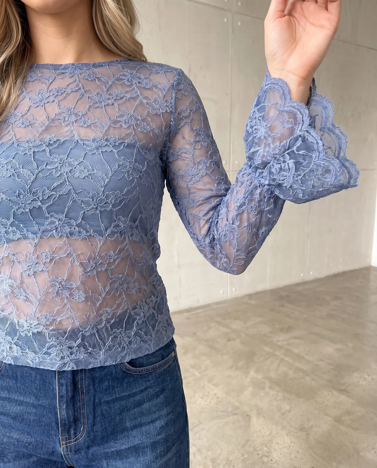 Longsleeve aus hochwertiger Spitze transparent hochgeschlossen mit Volantsärmeln hellblau