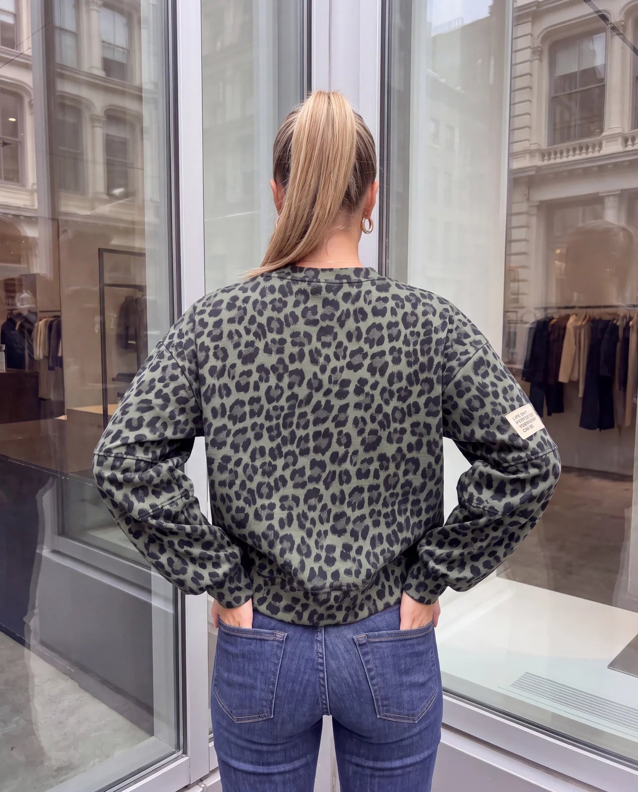 Butterstoff Sweater mit Patch am Ärmel grün LEO schwarz
