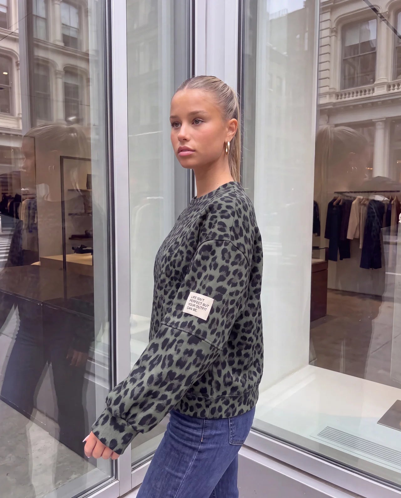Butterstoff Sweater mit Patch am Ärmel grün LEO schwarz