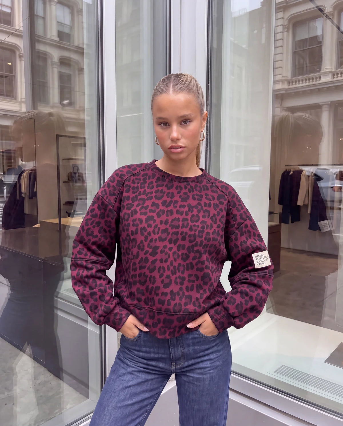 Butterstoff Sweater mit Patch am Ärmel rot LEO schwarz