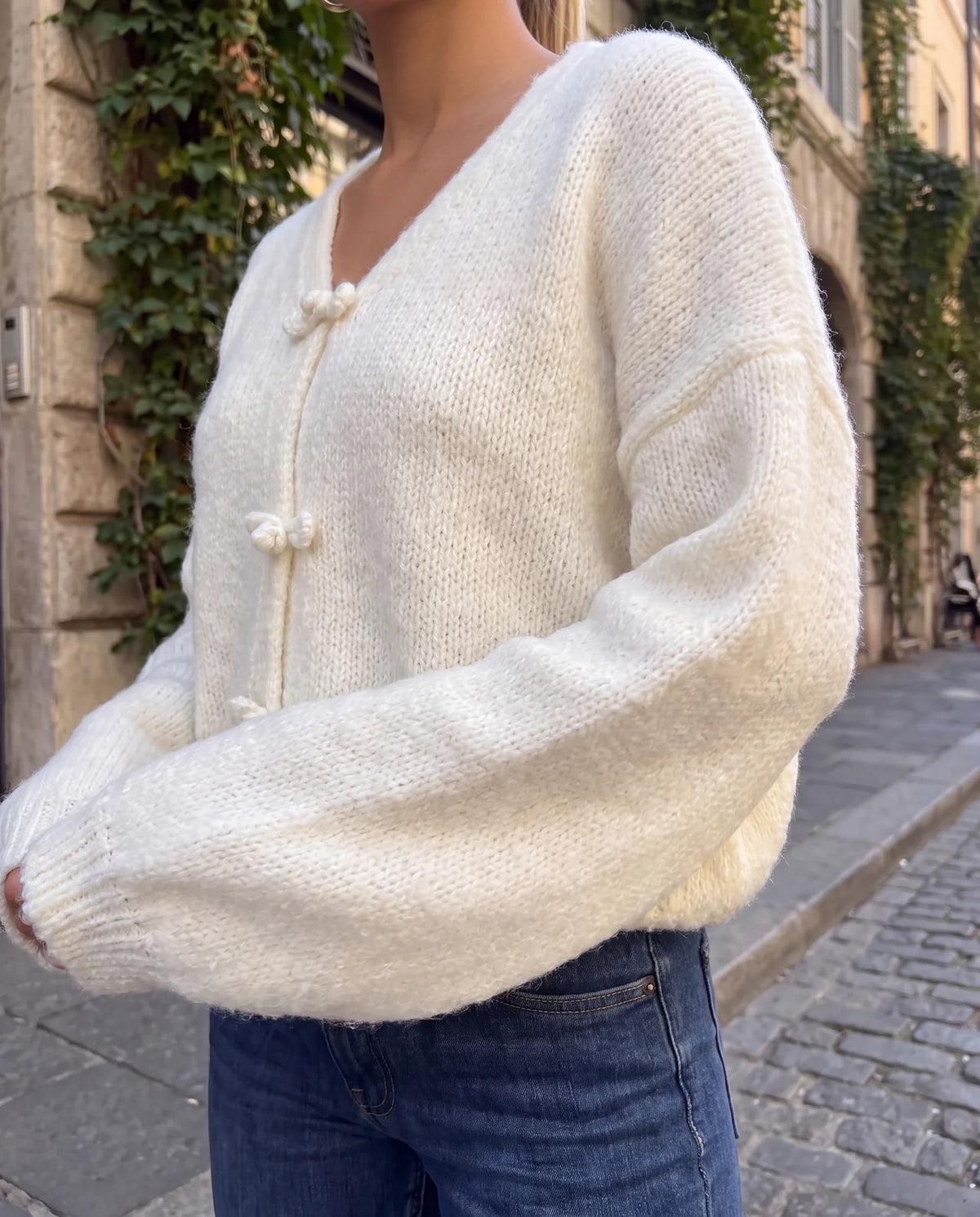 Kuschelweicher Strickpullover mit kleinen Schleifen vorne creme