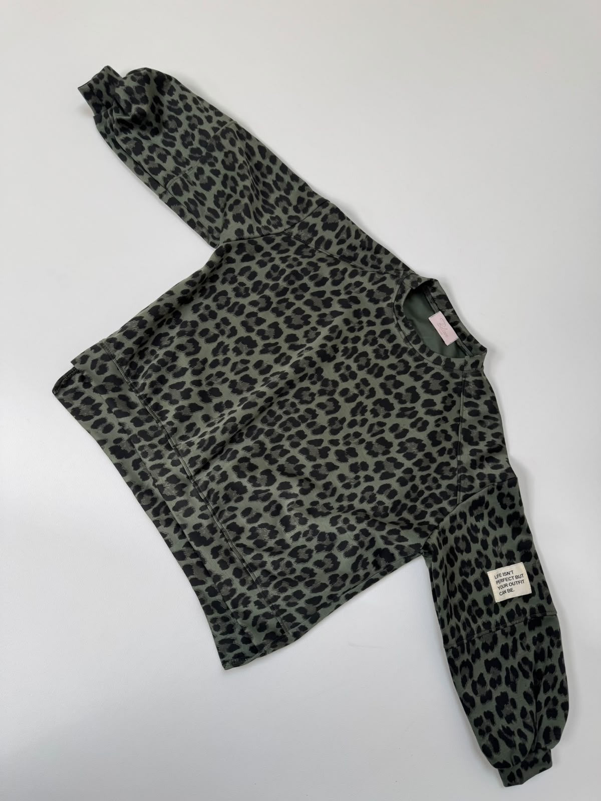 Butterstoff Sweater mit Patch am Ärmel grün LEO schwarz