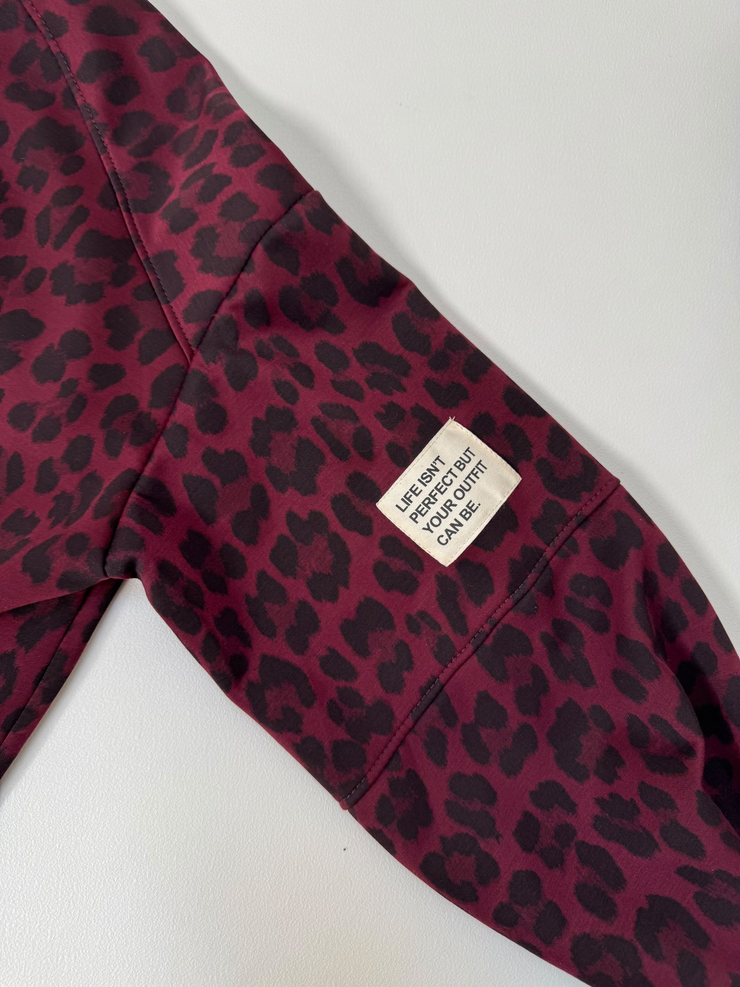 Butterstoff Sweater mit Patch am Ärmel rot LEO schwarz