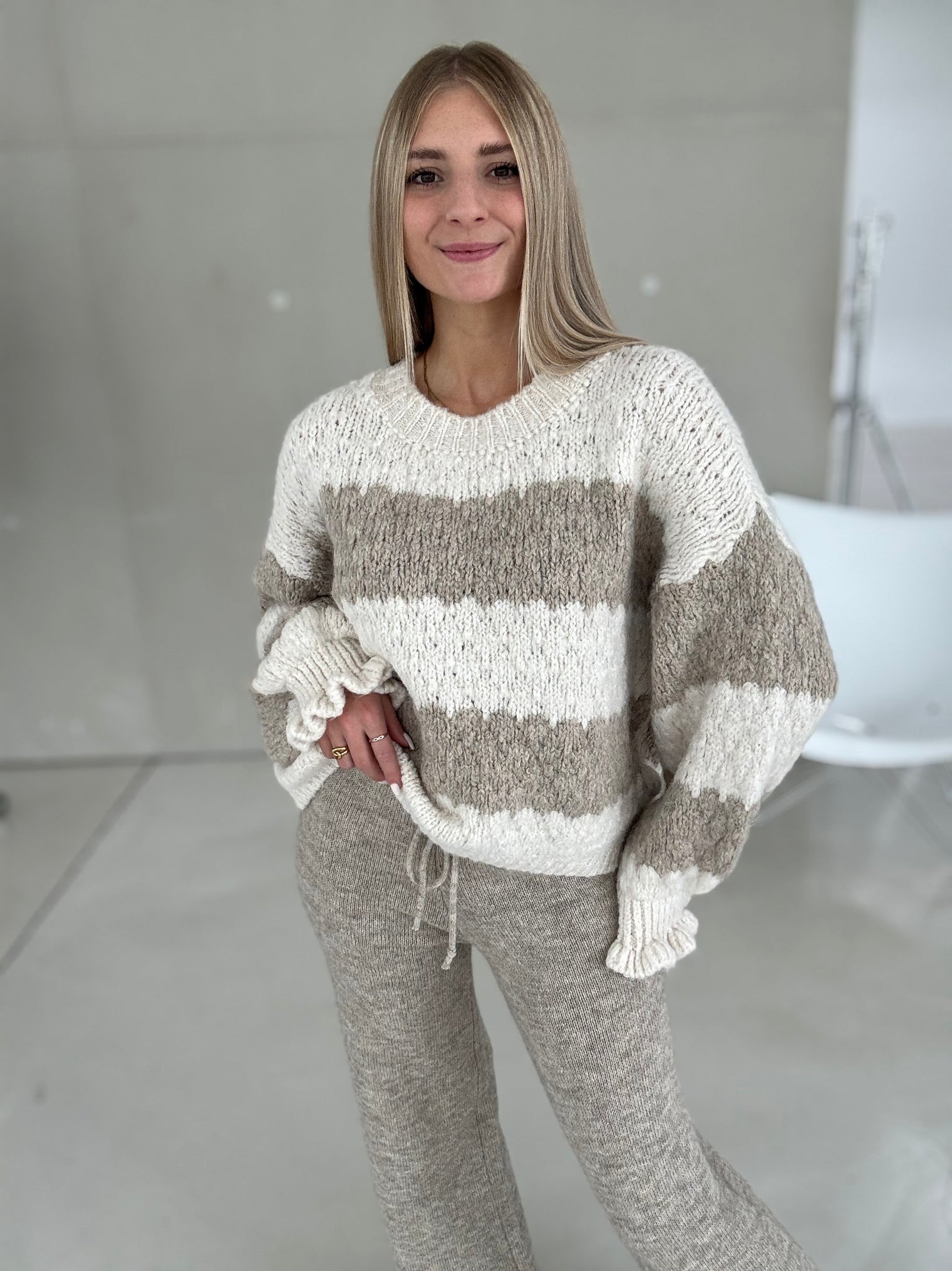 Kuschelweicher Strickpullover SOFT TAUPE weiß
