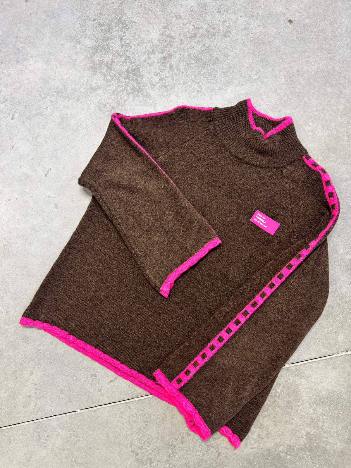 Pullover mit Patch DRESS FOR YOURSELF chocolate/pink