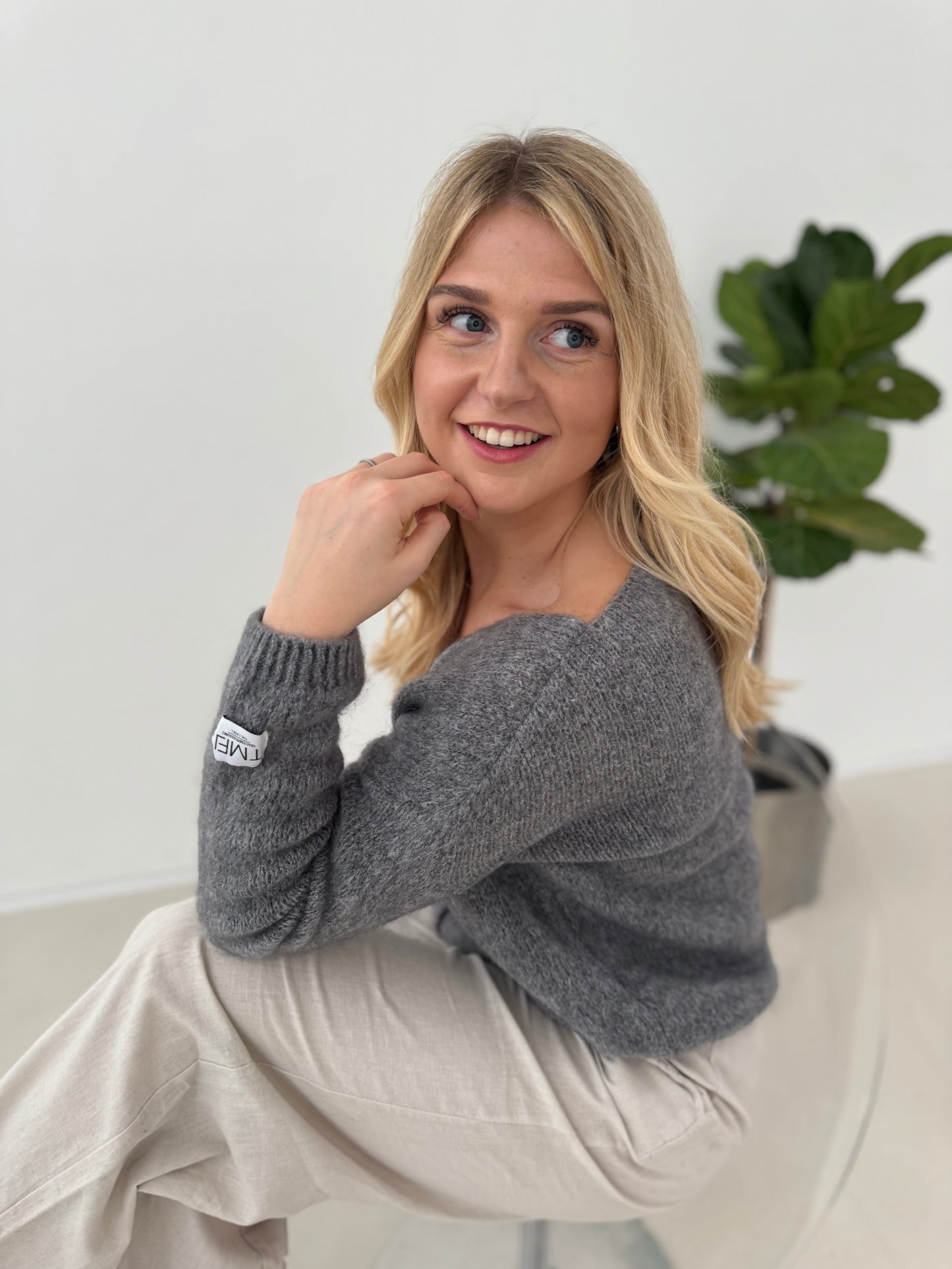 Kuschelweiche Basic Strickjacke mit Patch am Ärmel grau