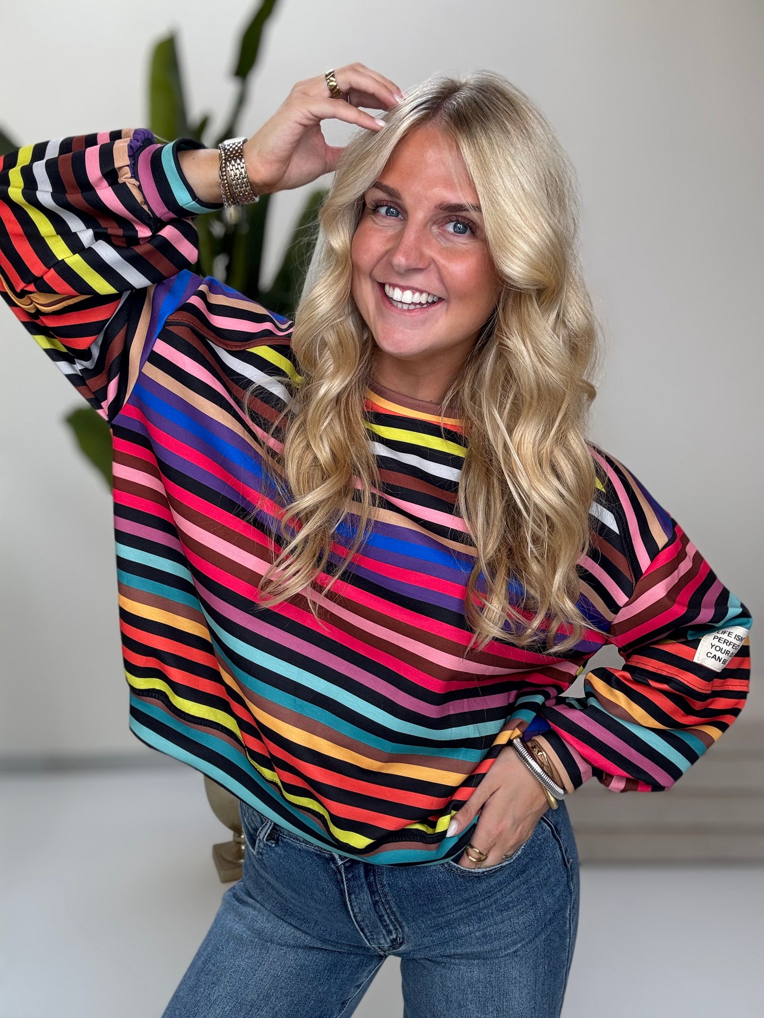 Butterstoff Sweater mit Patch am Ärmel schwarz/rainbow