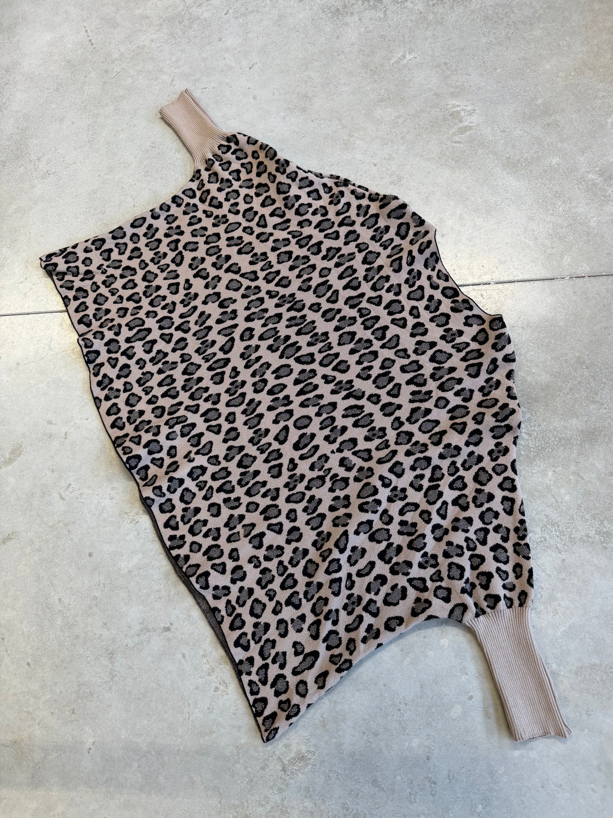 Feinstrick Fledermauspullover im LEO Style taupe/schwarz