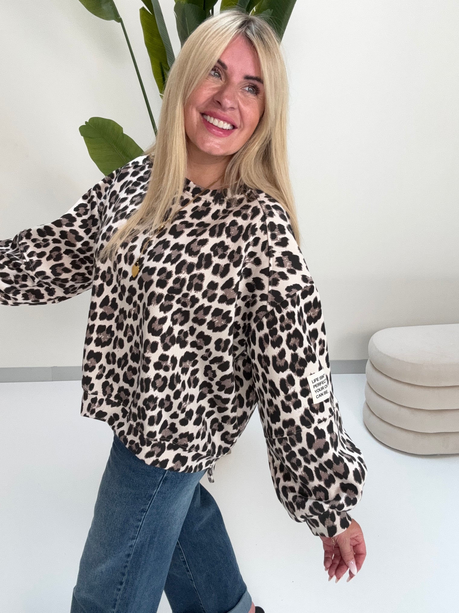 Butterstoff Sweater mit Patch am Ärmel creme LEO schwarz/taupe
