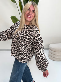 Butterstoff Sweater mit Patch am Ärmel creme LEO schwarz/taupe