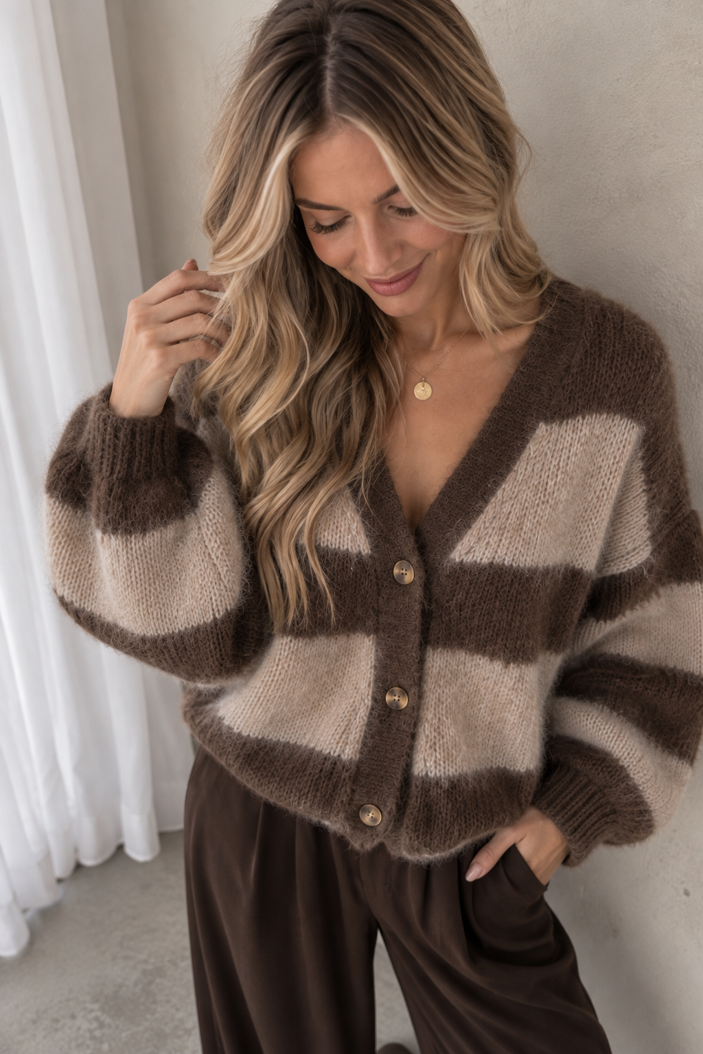 Flauschige Strickjacke mit Knopfleiste chocolate/taupe