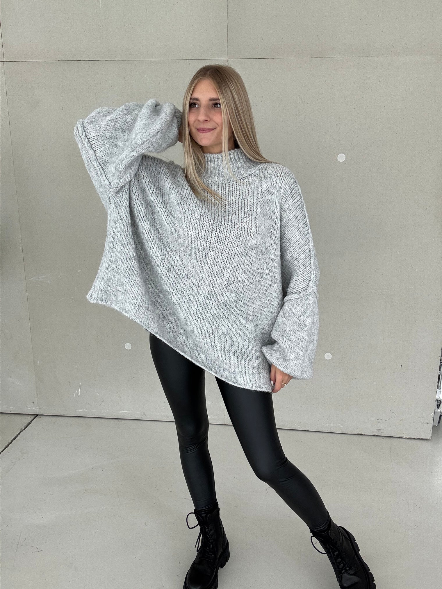 Kuschelweicher OVERSIZE Strickpullover hellgrau