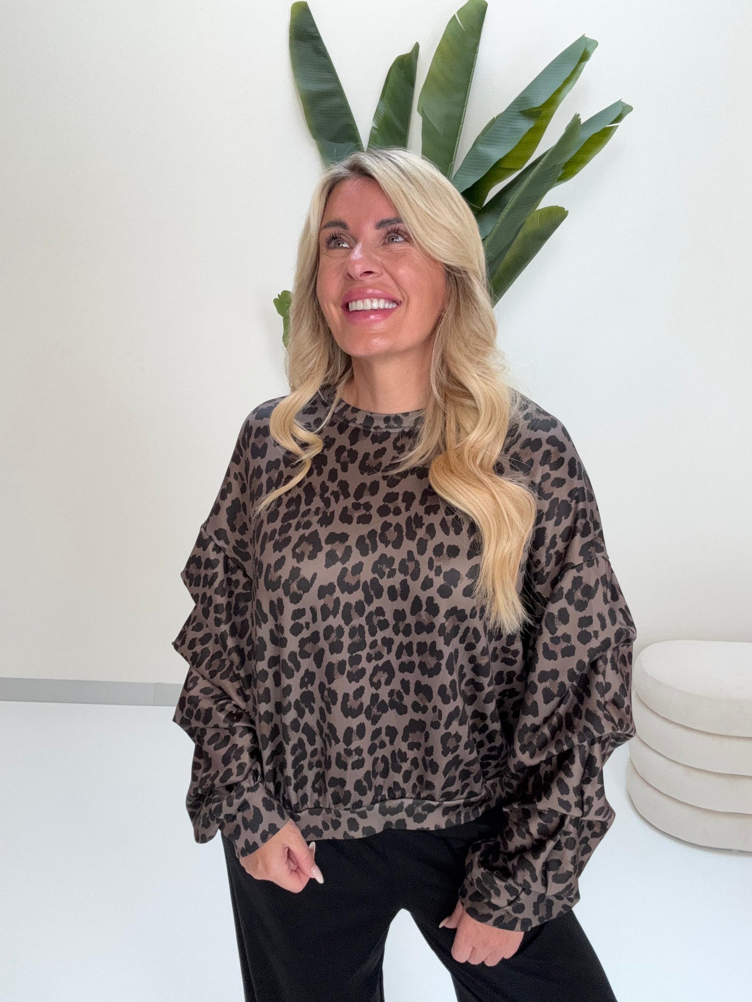 Butterstoff Pullover mit Crinkle Arm mocha leo