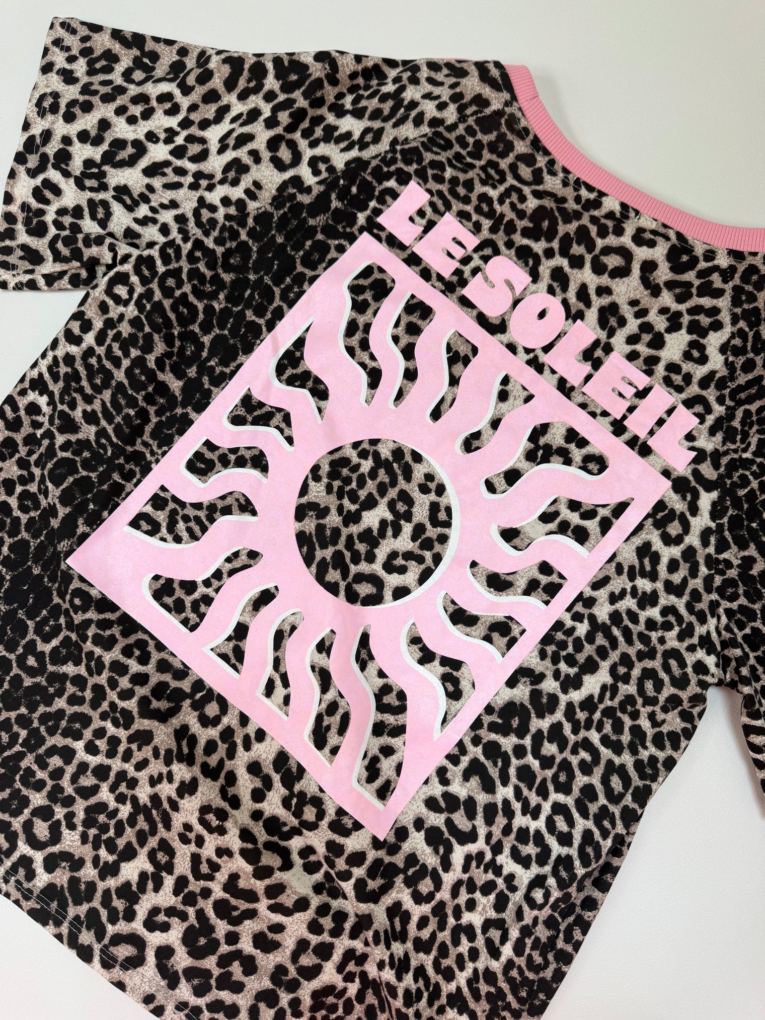 Statement Shirt leo LE SOLEIL ROSA mit seitlichen Streifen