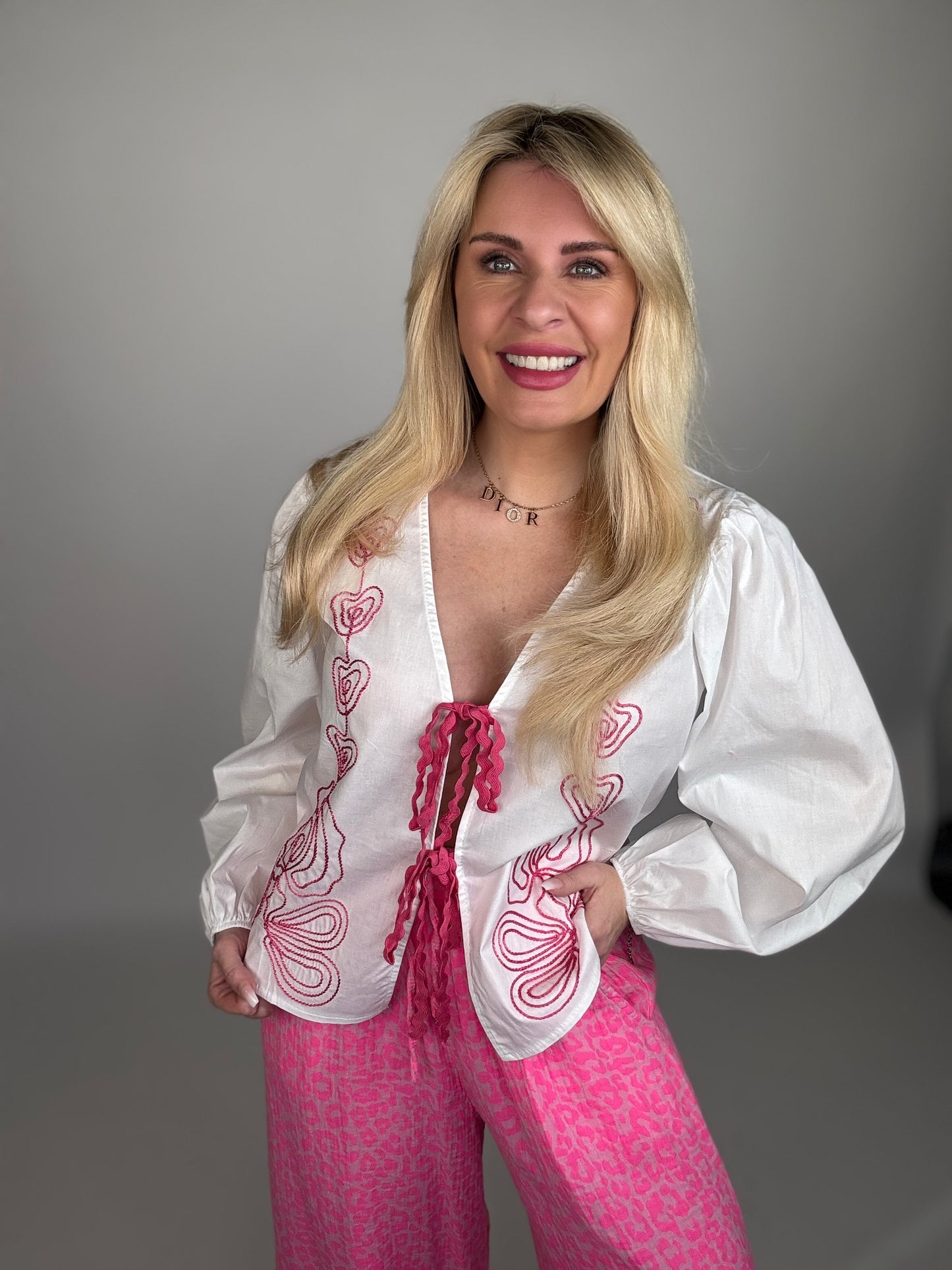 Bluse mit Stickrei zum binden weiß