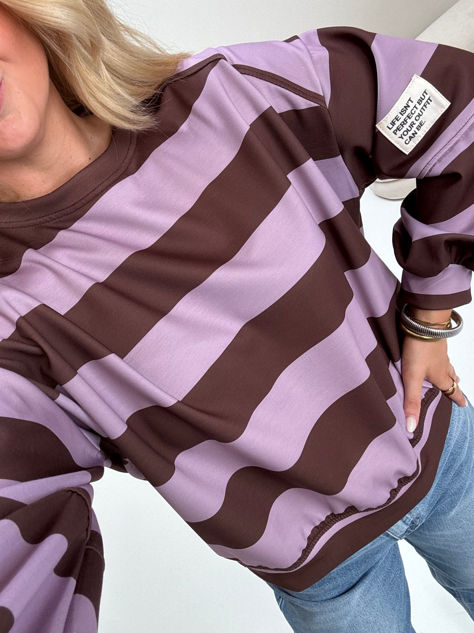 Butterstoff Sweater mit Patch am Ärmel BIG STRIPES flieder/coffee