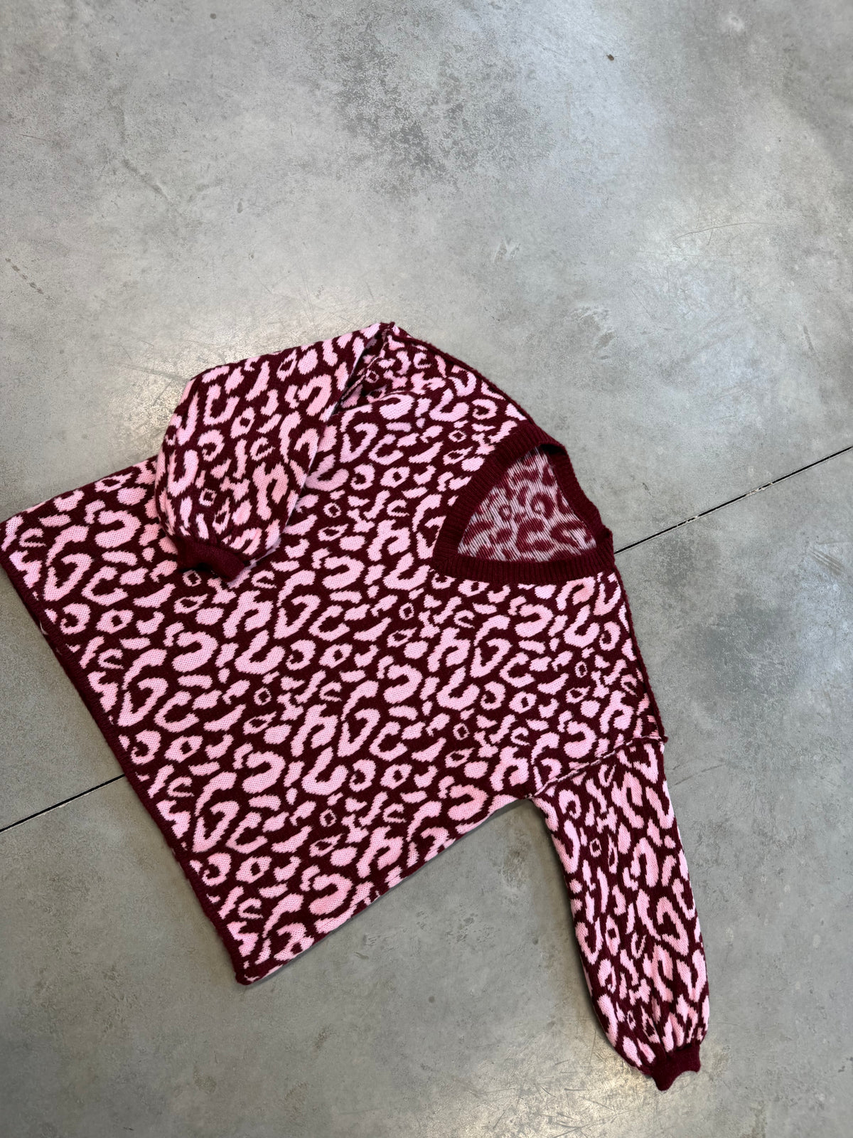 Cozy Strickpullover im angesagten Leo Muster burgundy/rosa