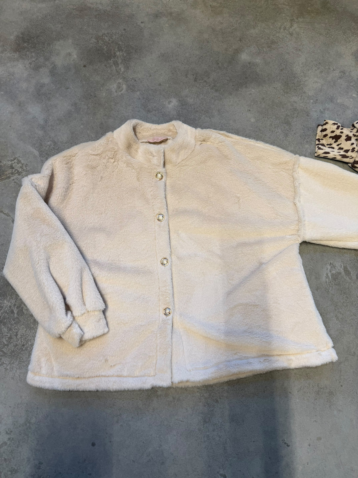 Teddyjacke Creme mit goldenen Knöpfen