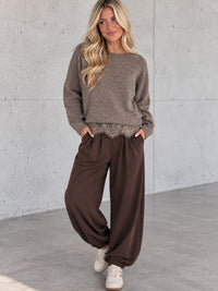 Romantischer Pullover mit Spitzen Rückenausschnitt taupe