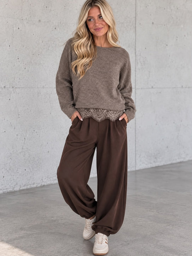 Romantischer Pullover mit Spitzen Rückenausschnitt taupe