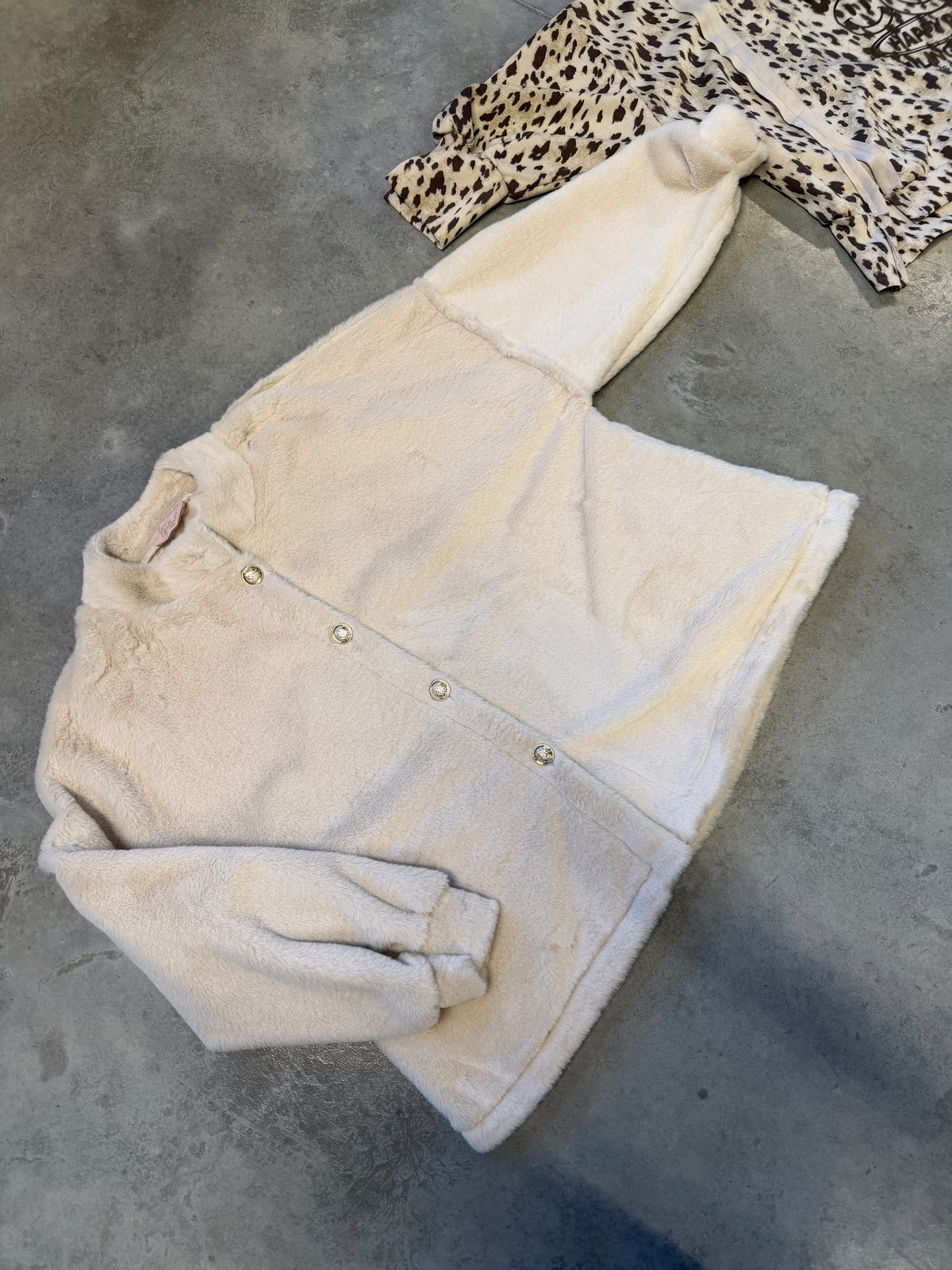 Teddyjacke Creme mit goldenen Knöpfen