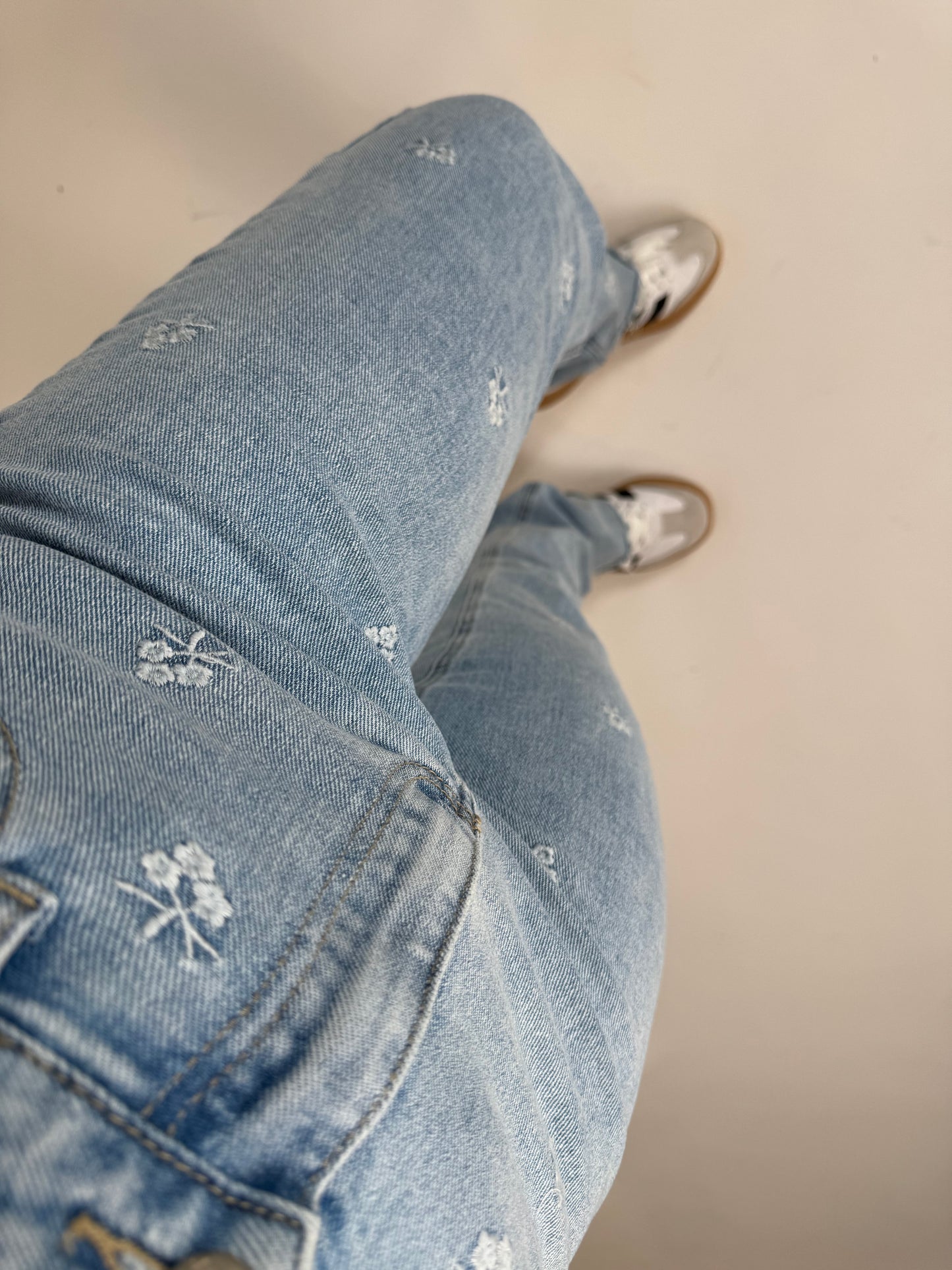 Stretch Straight Leg Jeans mit Blumen in weiß