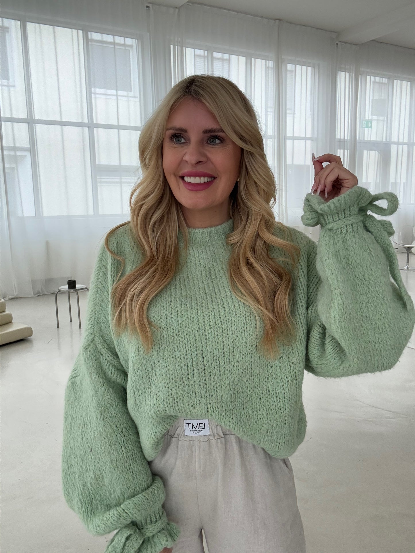 Kuschelweicher Pullover mit Rüschärmeln zum binden mint