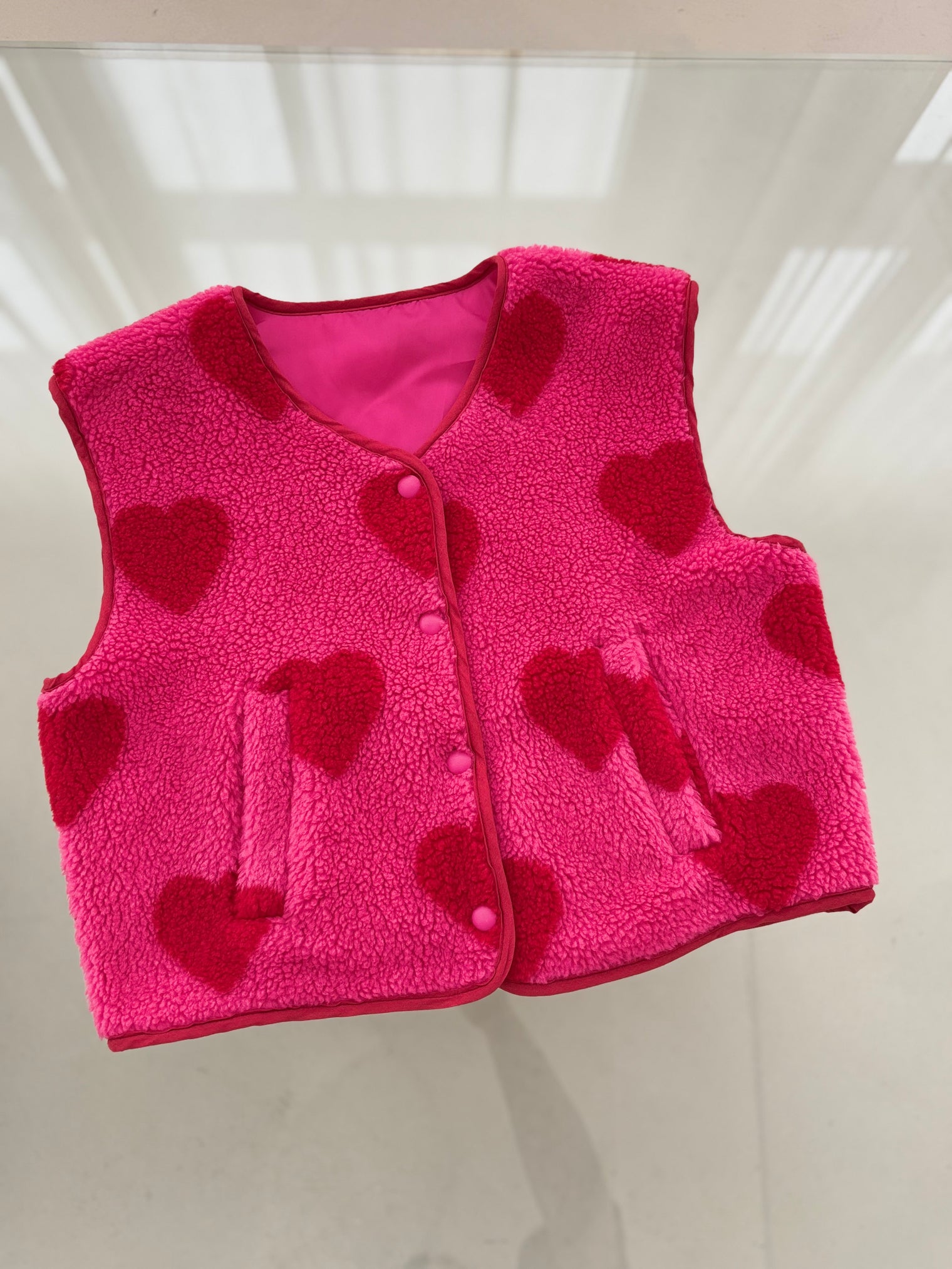 Teddy Weste pink mit Herzen in rot