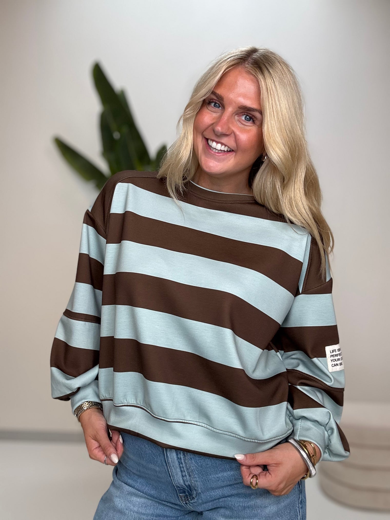 Butterstoff Sweater mit Patch am Ärmel BIG STRIPES mint/coffee