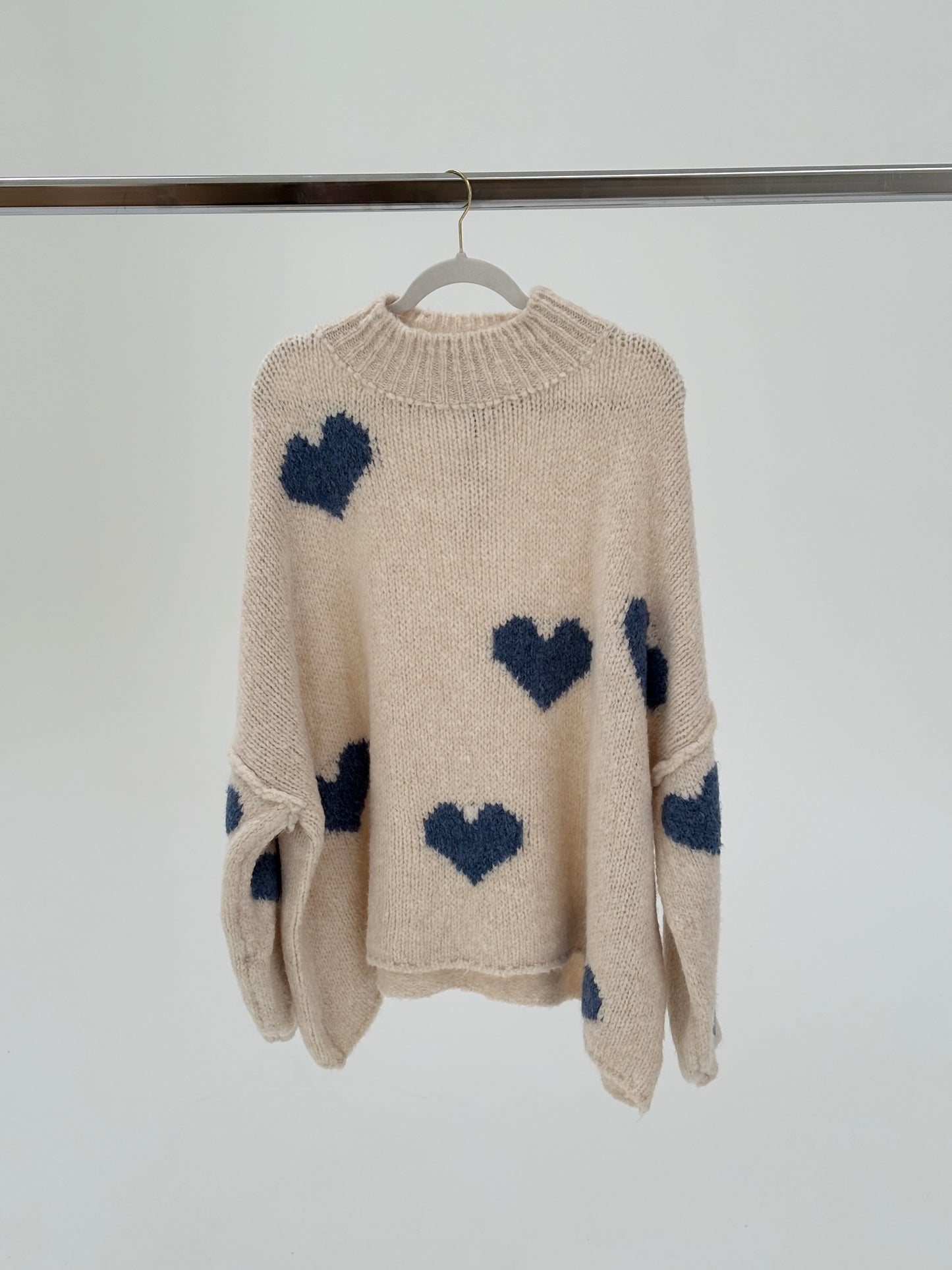 Kuschelweicher Pullover cremeweiß mit blauen Herzen