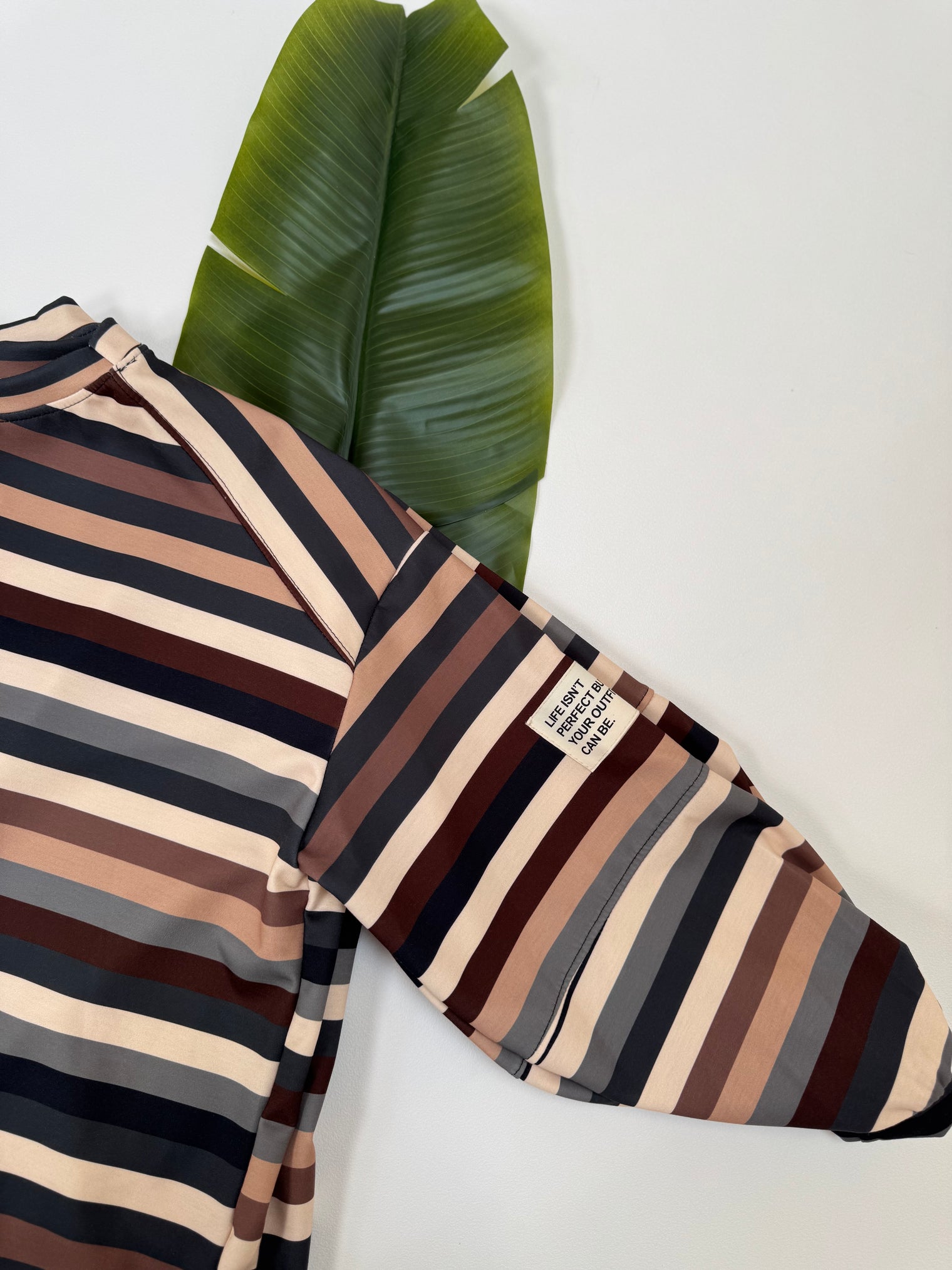 Butterstoff Sweater mit Patch am Ärmel schwarz/braun/beige/creme/grau