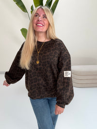 Butterstoff Sweater mit Patch am Ärmel dark chocolate LEO schwarz/taupe