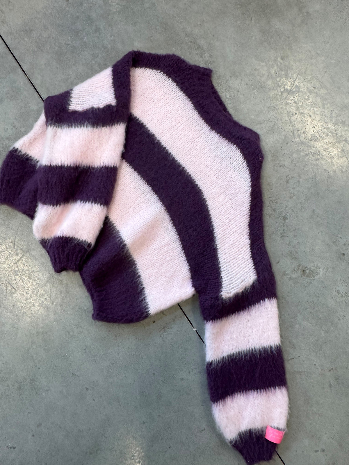 Strickpullover mit Patch pflaume/rosa mit pinkem Patch