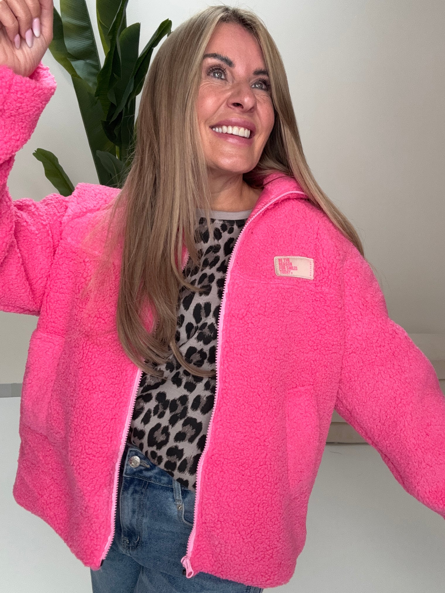 Kuschel Jacke mit Reißverschluss & Patch BE THE REASON FOR SMILES TODAY pink