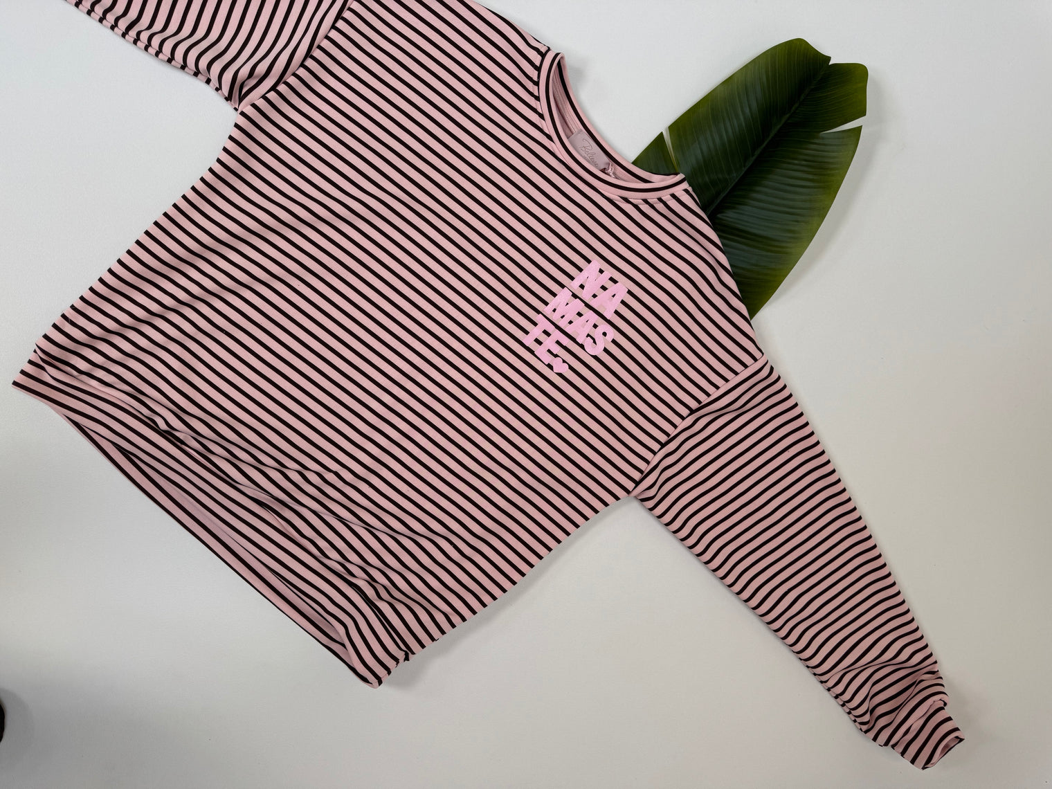 Sweater mit Rückenprint hellrosa/coffee geringelt NAMASTE
