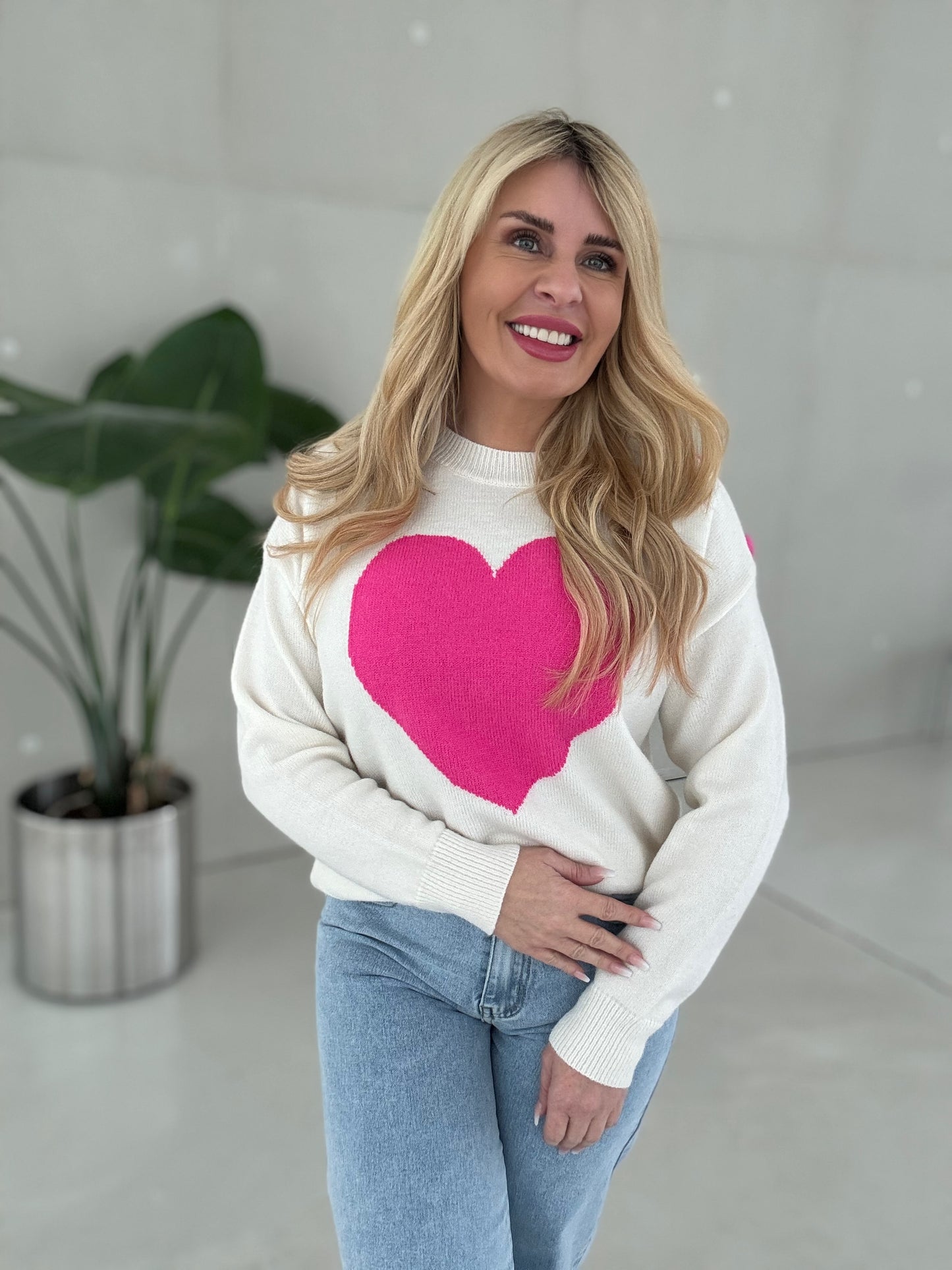 Pullover creme mit großem Herz & Knöpfen an der Schulter in pink