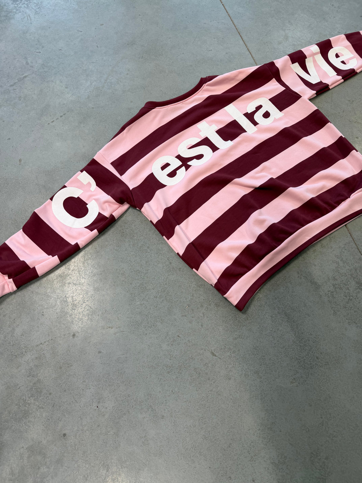 Sweater mit Rückenprint C'EST LA VIE burgundy/rosa