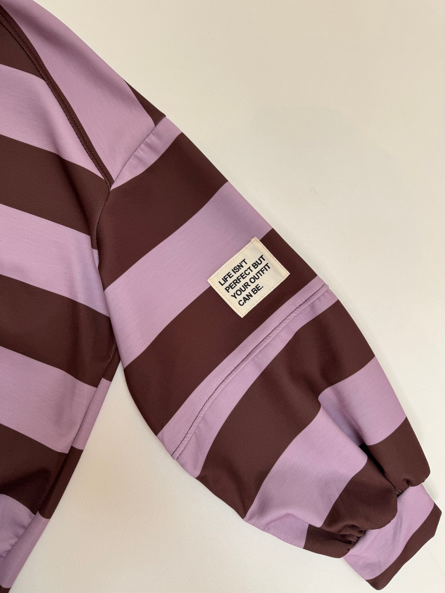 Butterstoff Sweater mit Patch am Ärmel BIG STRIPES flieder/coffee