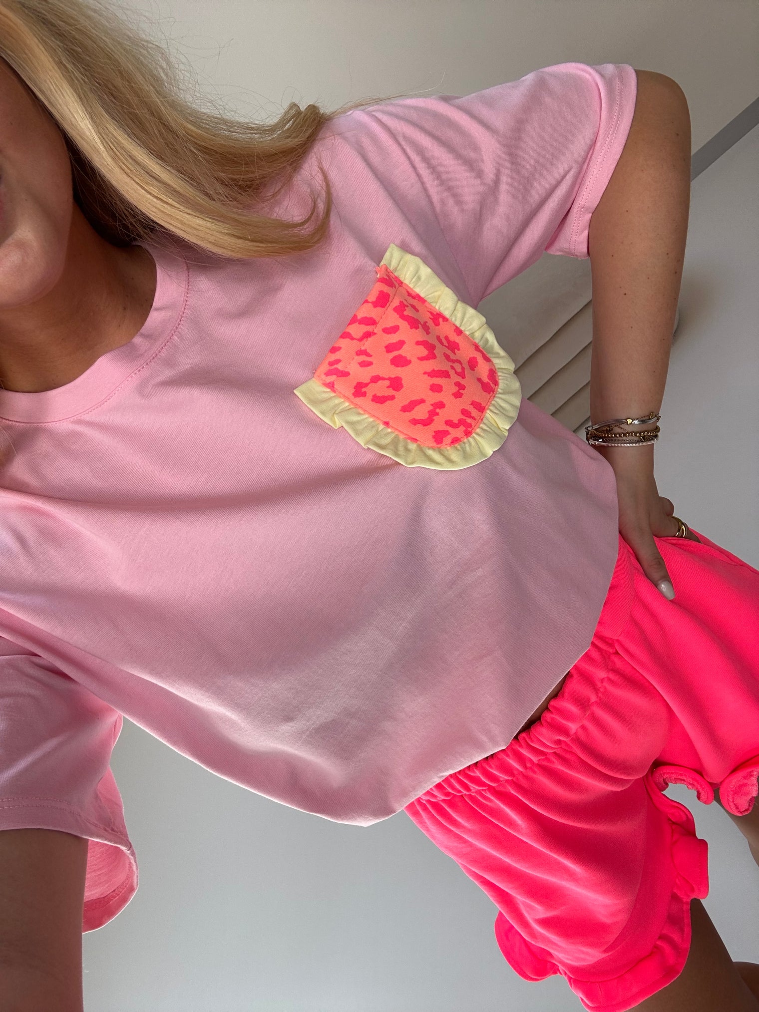 Shirt mit kleiner Brusttasche KISS MY VOLANTS rosa