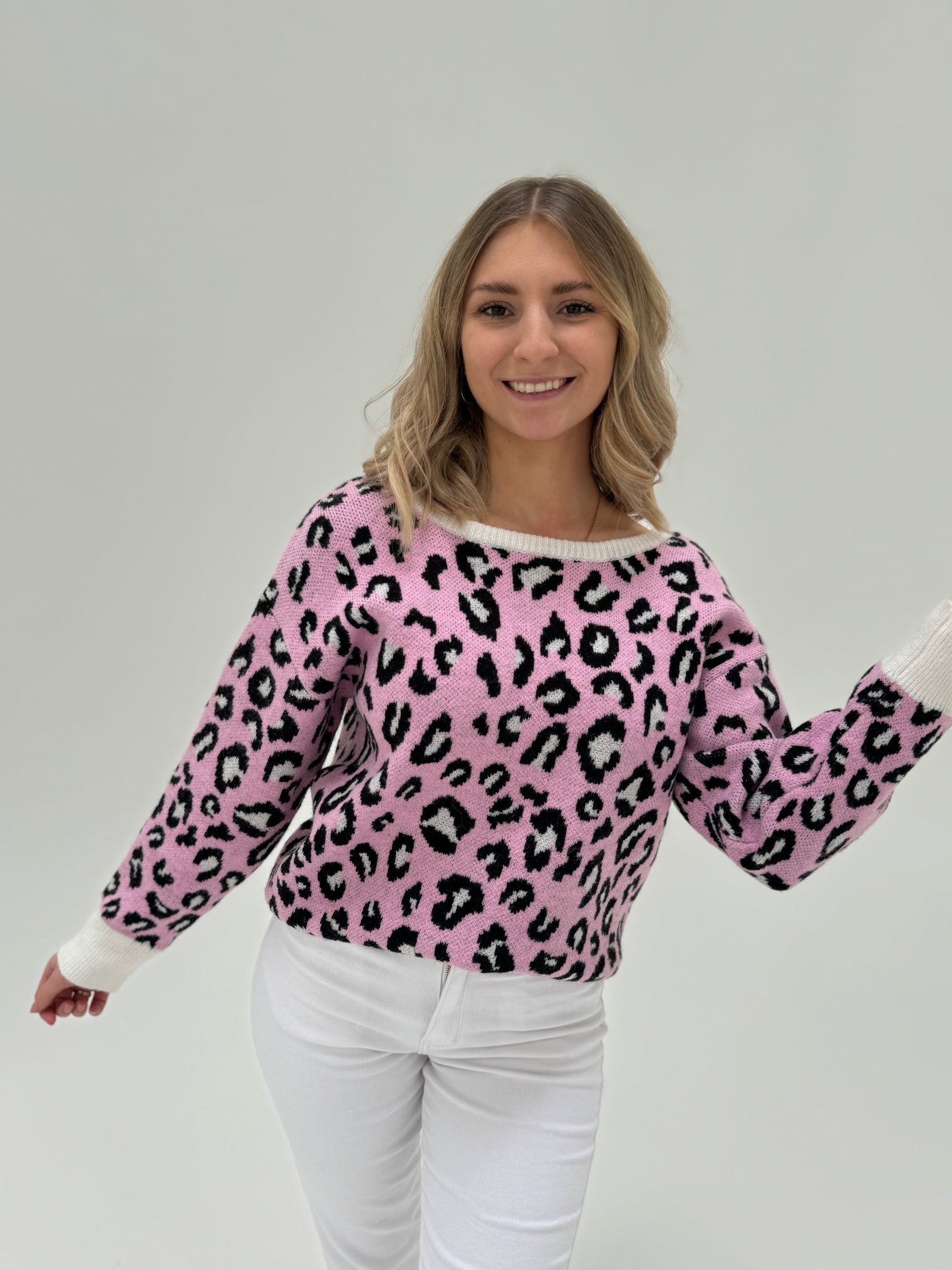 Pullover rosa leo mit cremeweißem Schleifendetail am Rücken