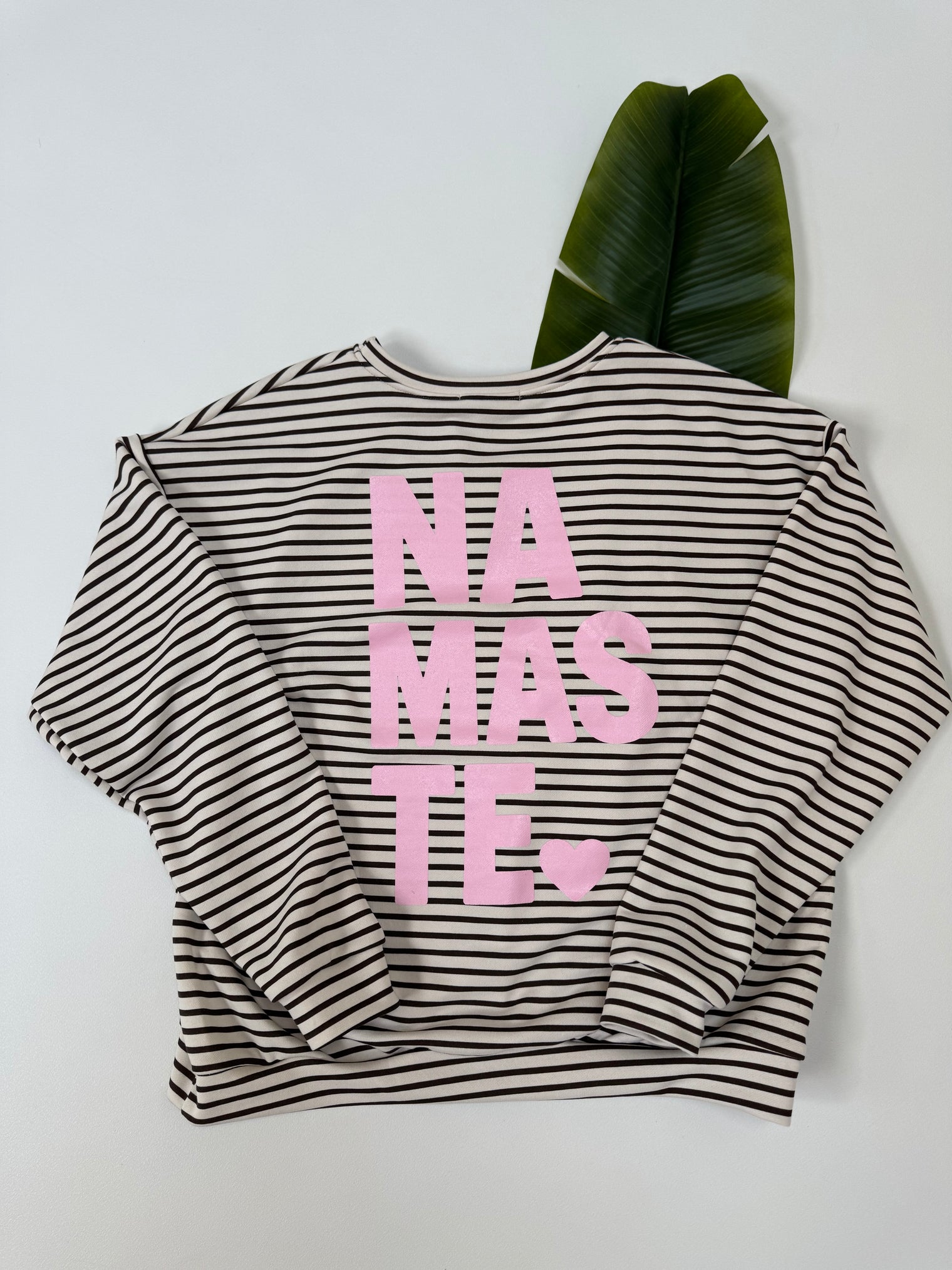 Sweater mit Rückenprint creme/coffee geringelt NAMASTE