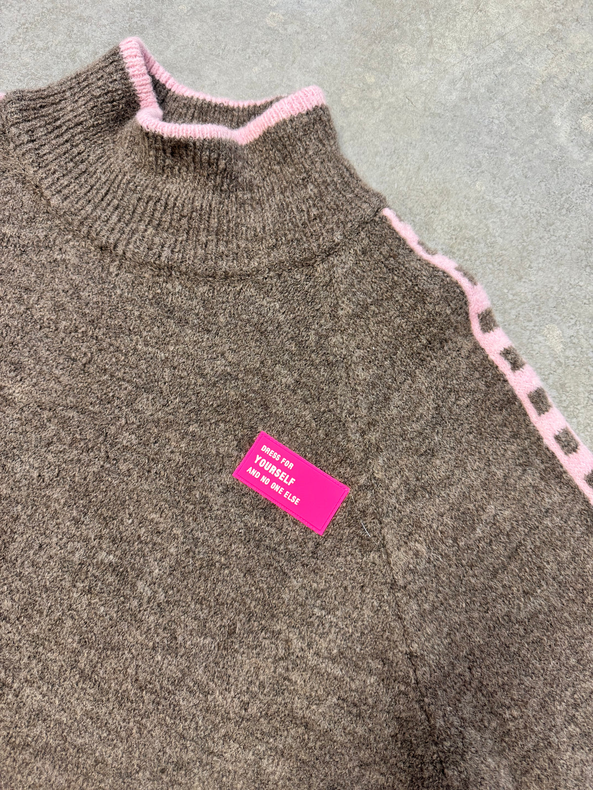 Pullover mit Patch DRESS FOR YOURSELF taupe/rosa