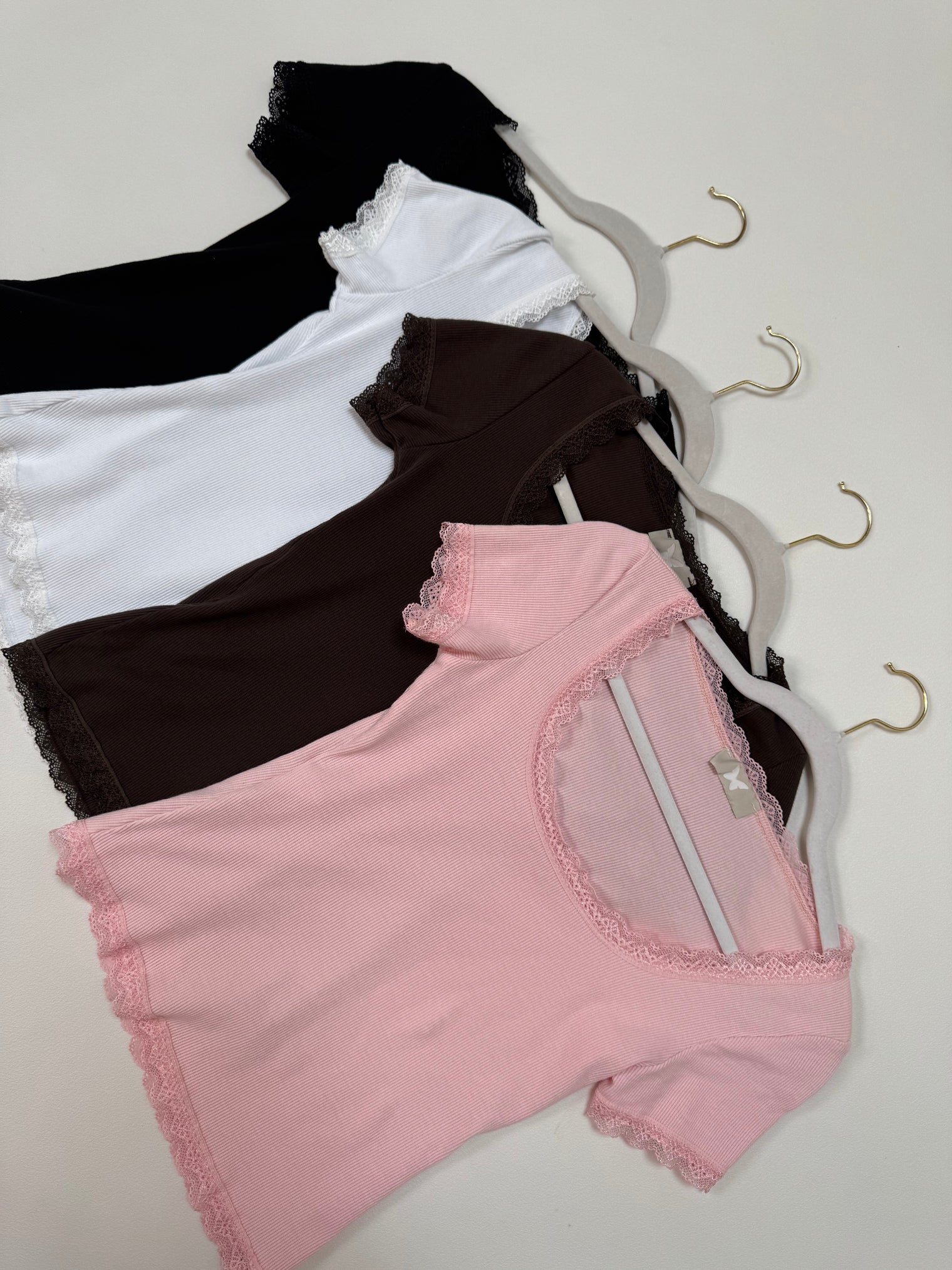 Shirt mit Spitzenrand BASIC QUEEN coffee