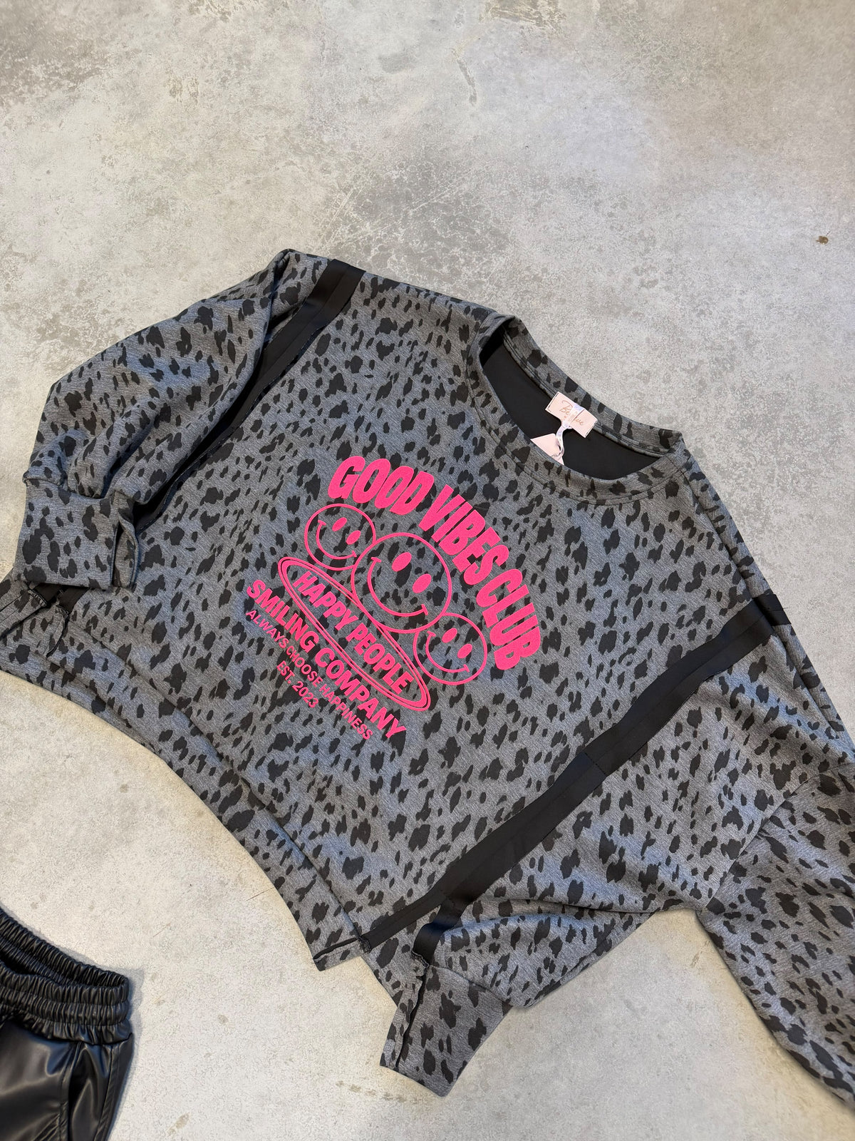 Butterstoff Sweater Good Vibes Club  grau/schwarz REH