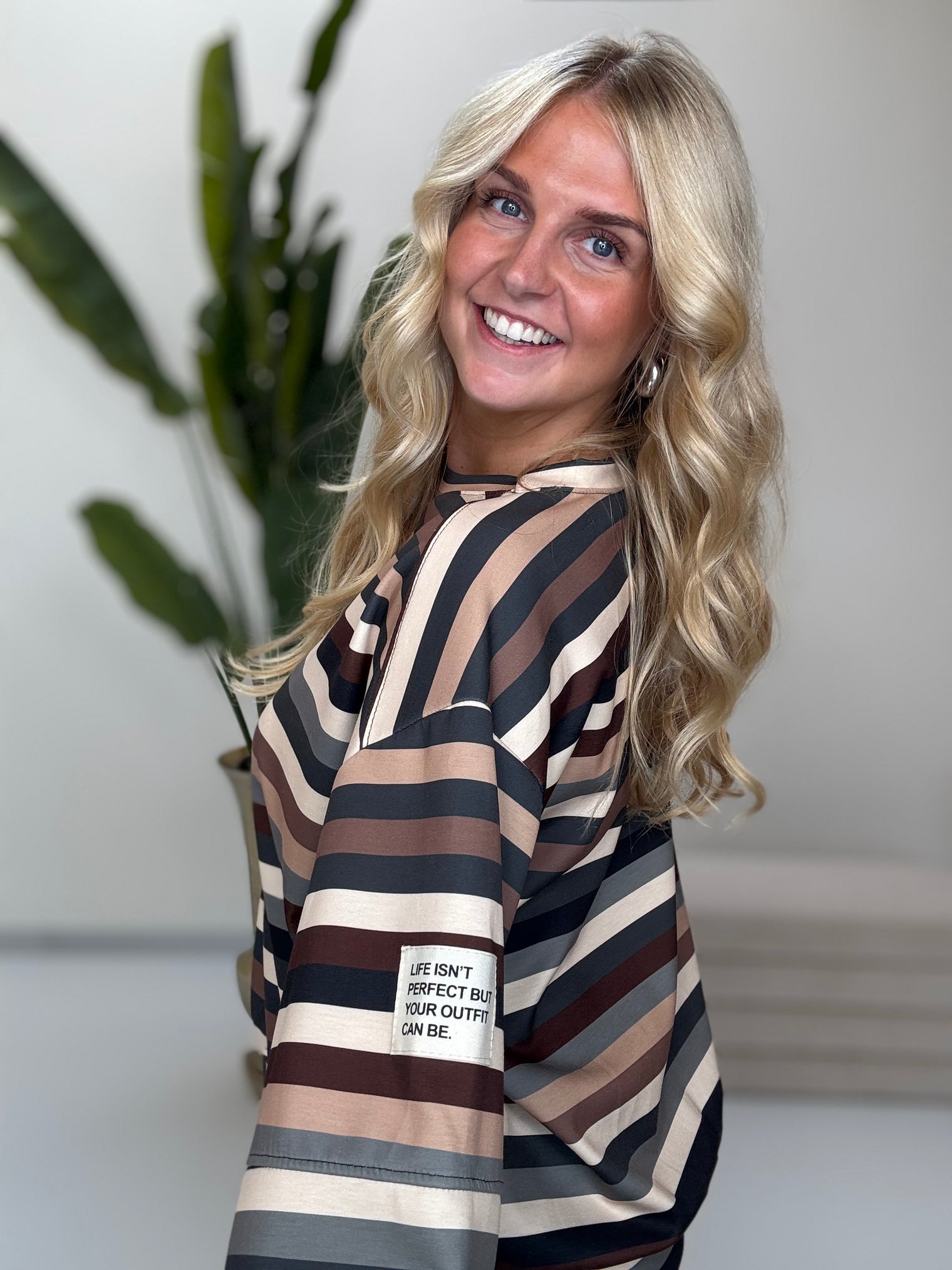 Butterstoff Sweater mit Patch am Ärmel schwarz/braun/beige/creme/grau
