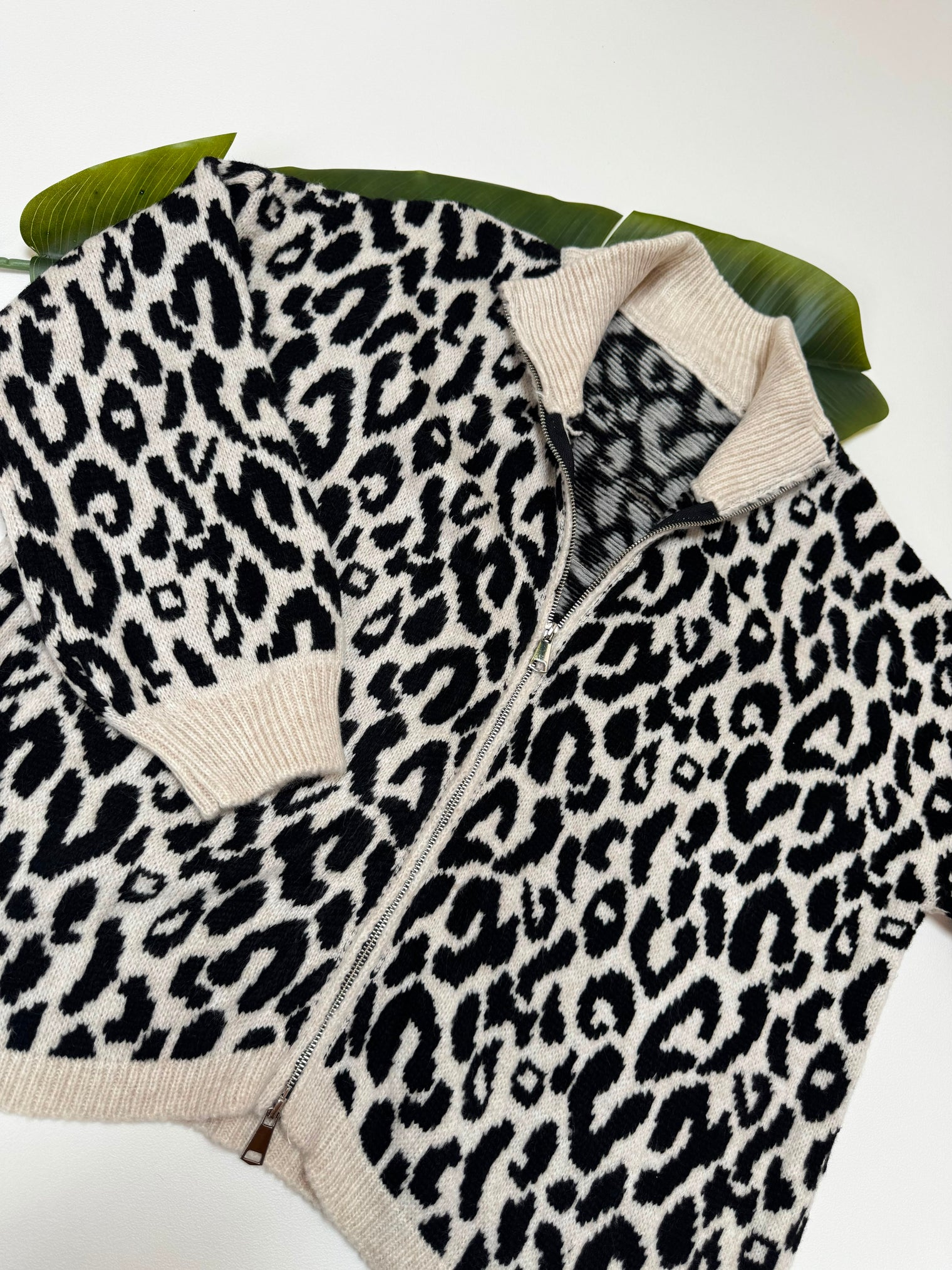 Zipper Strickjacke im angesagten Leo Muster schwarz/creme