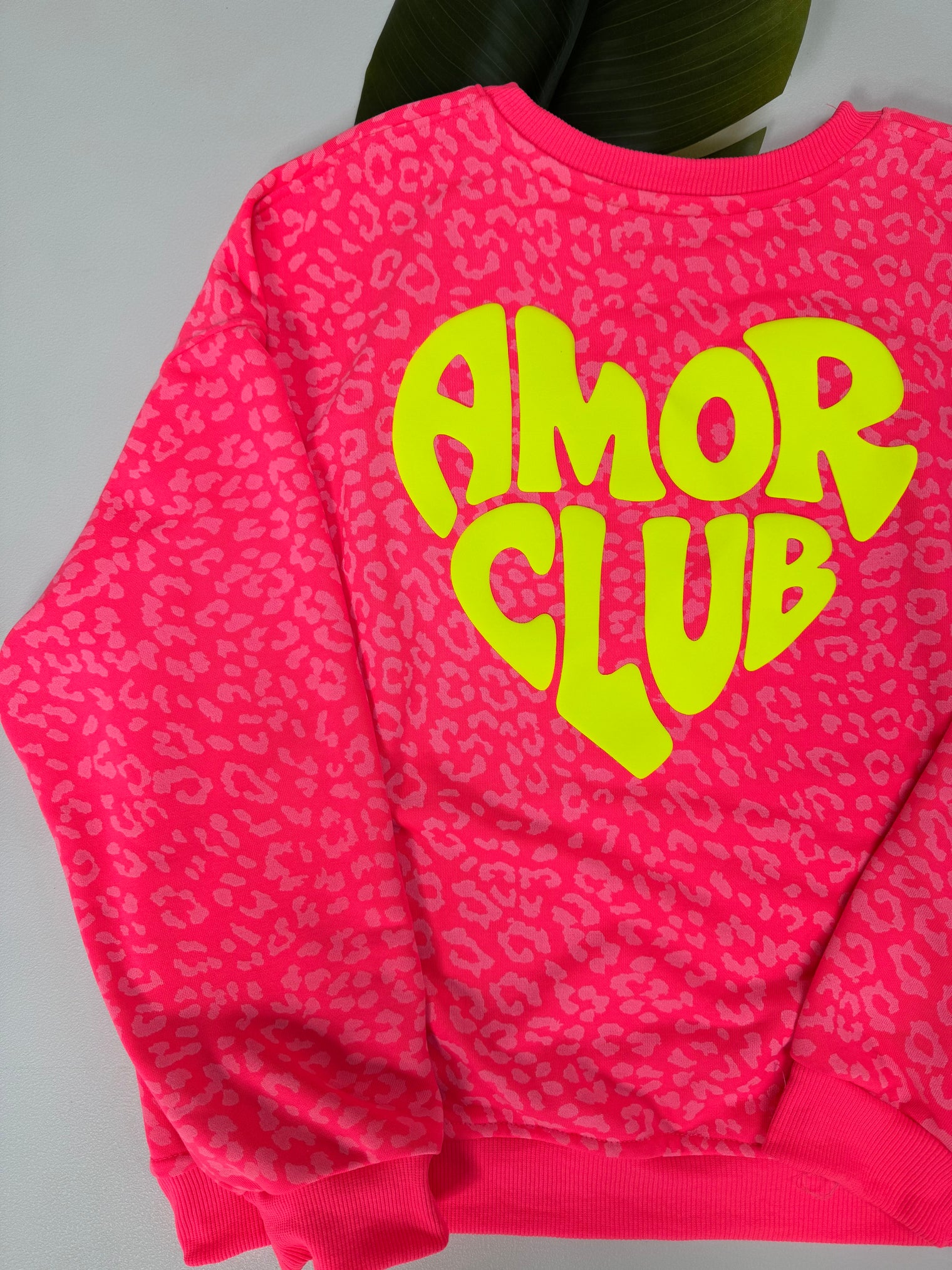 Sweater mit Rückenprint AMOR CLUB hot fuchsia leo